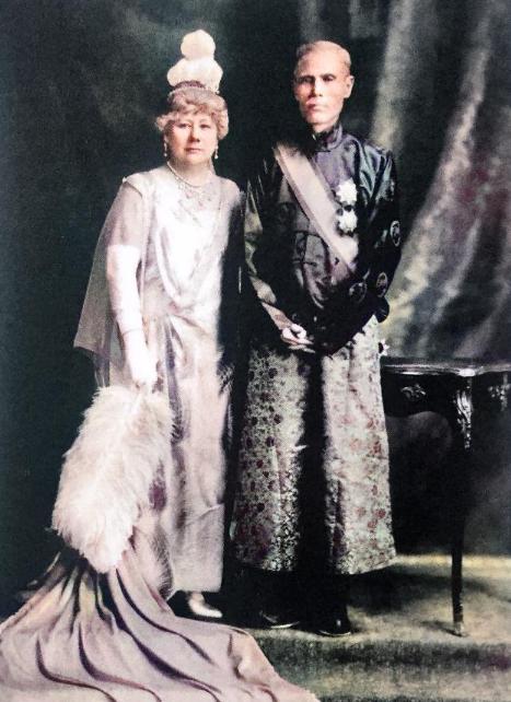 1881年，一女子嫁给香港首富后，多年未孕，无奈之下只能恳求表妹当妾。没想到表妹