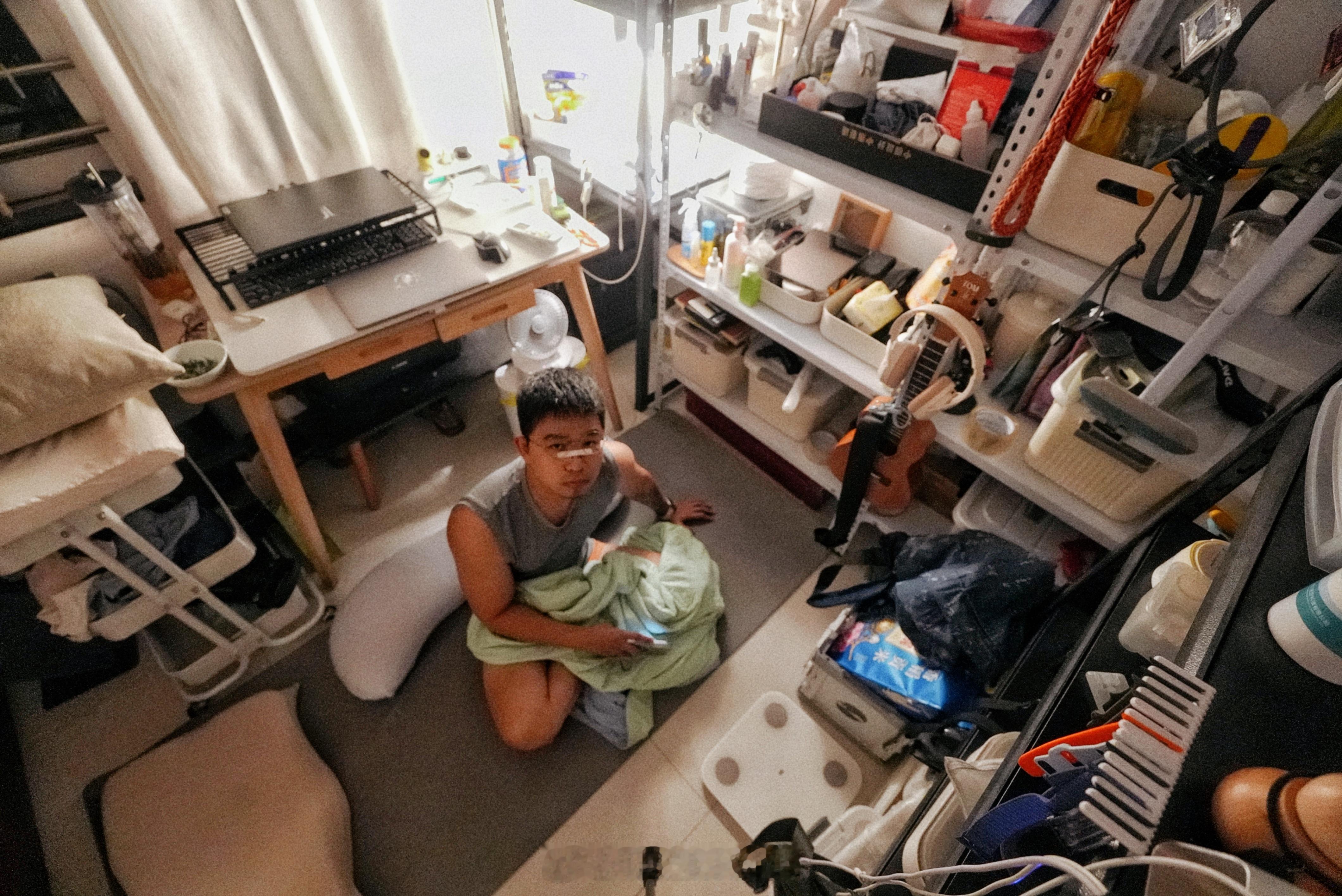 刚回来队友就阳了，不得不象征性隔离一下。不能睡客厅沙发，会被猫攻击。只能在小仓库