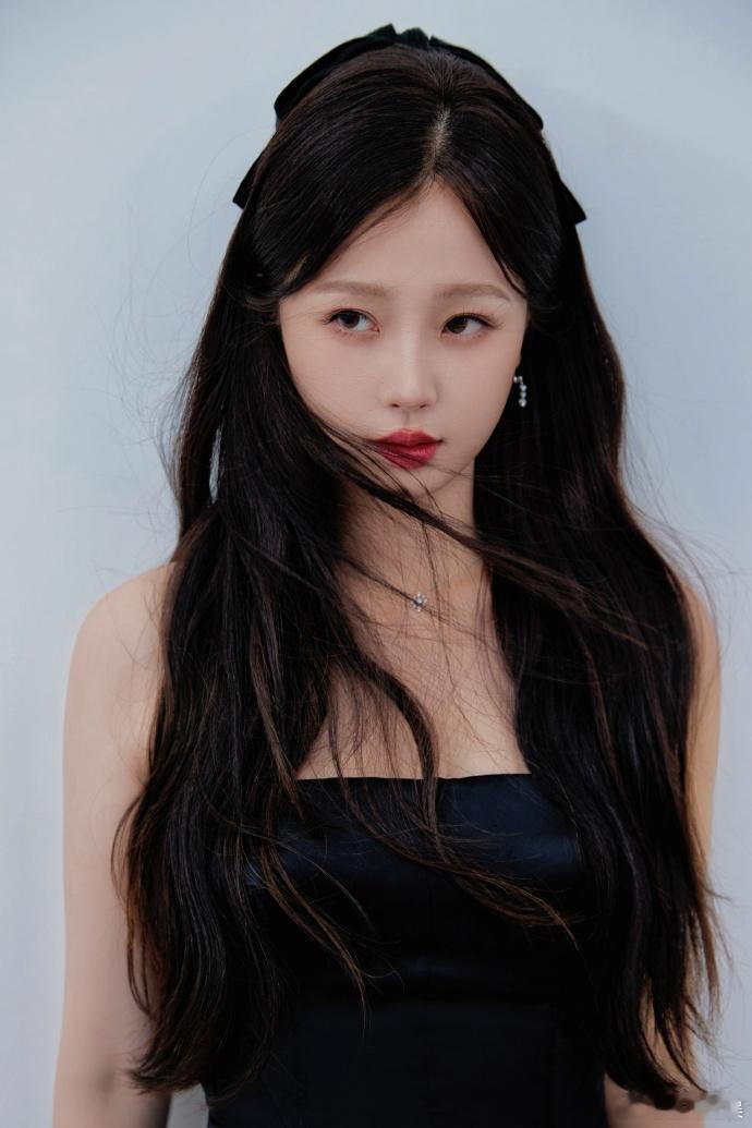 #虞书欣黑色抹胸长裙##虞书欣暗夜抹胸裙# 虞书欣身着黑色抹胸长裙，魅力十足。暗