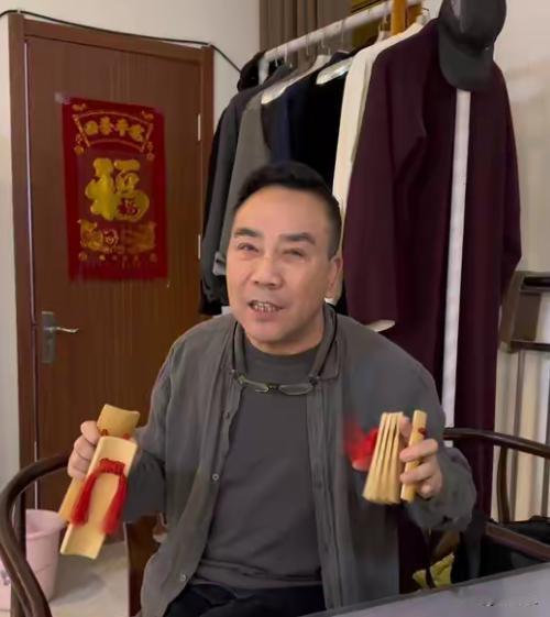 估计杨议这个年过得非常不舒服，父亲杨少华去世了。妻子梦真也和他分手了，姑娘杨璐阳