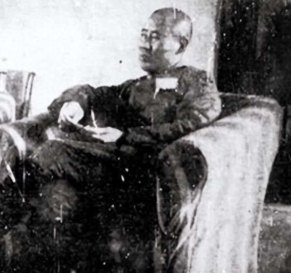 1948年，国军的一名伙夫和大部队走散了，被解放军拦下。解放军看他年纪大，便发了