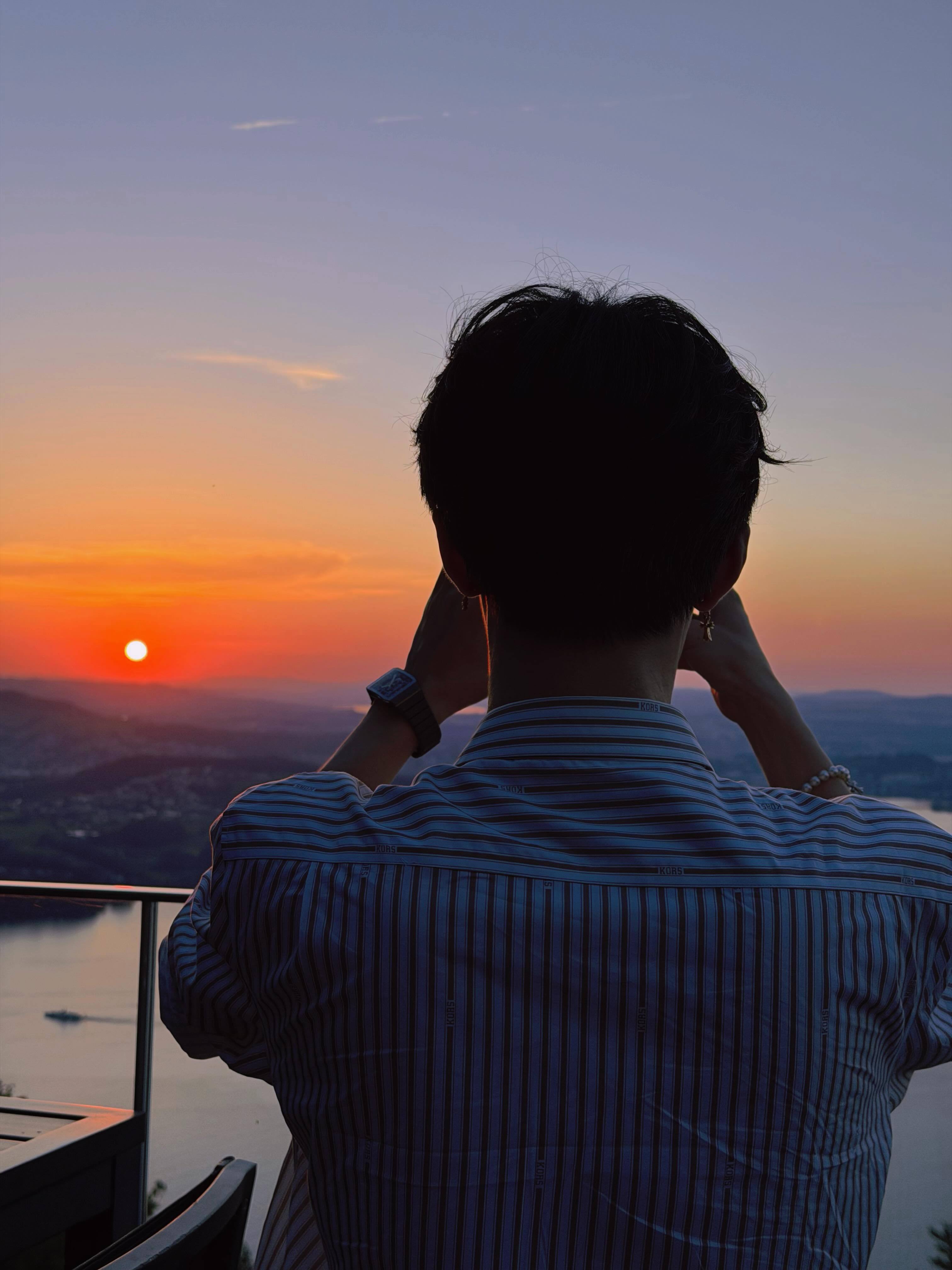 为什么年轻人戒不掉熬夜一到晚上就刷手机，然后各种推，越看越兴奋，所以越熬越夜 