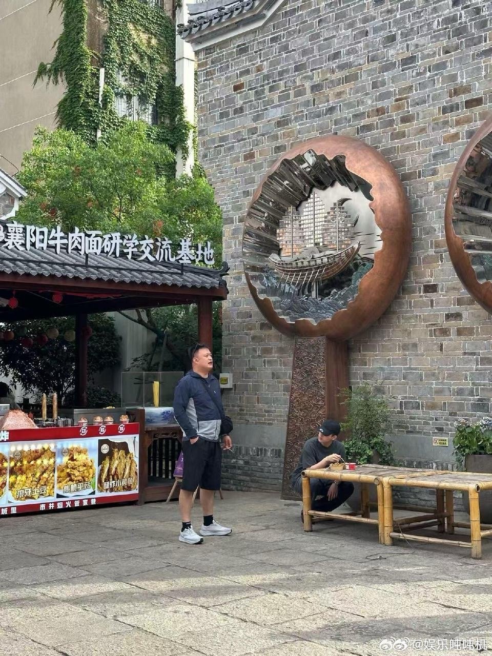 陈飞宇来了襄阳也得蹲着吃 在襄阳偶遇陈飞宇蹲路边摊干饭，入乡随俗的模样太真实，果