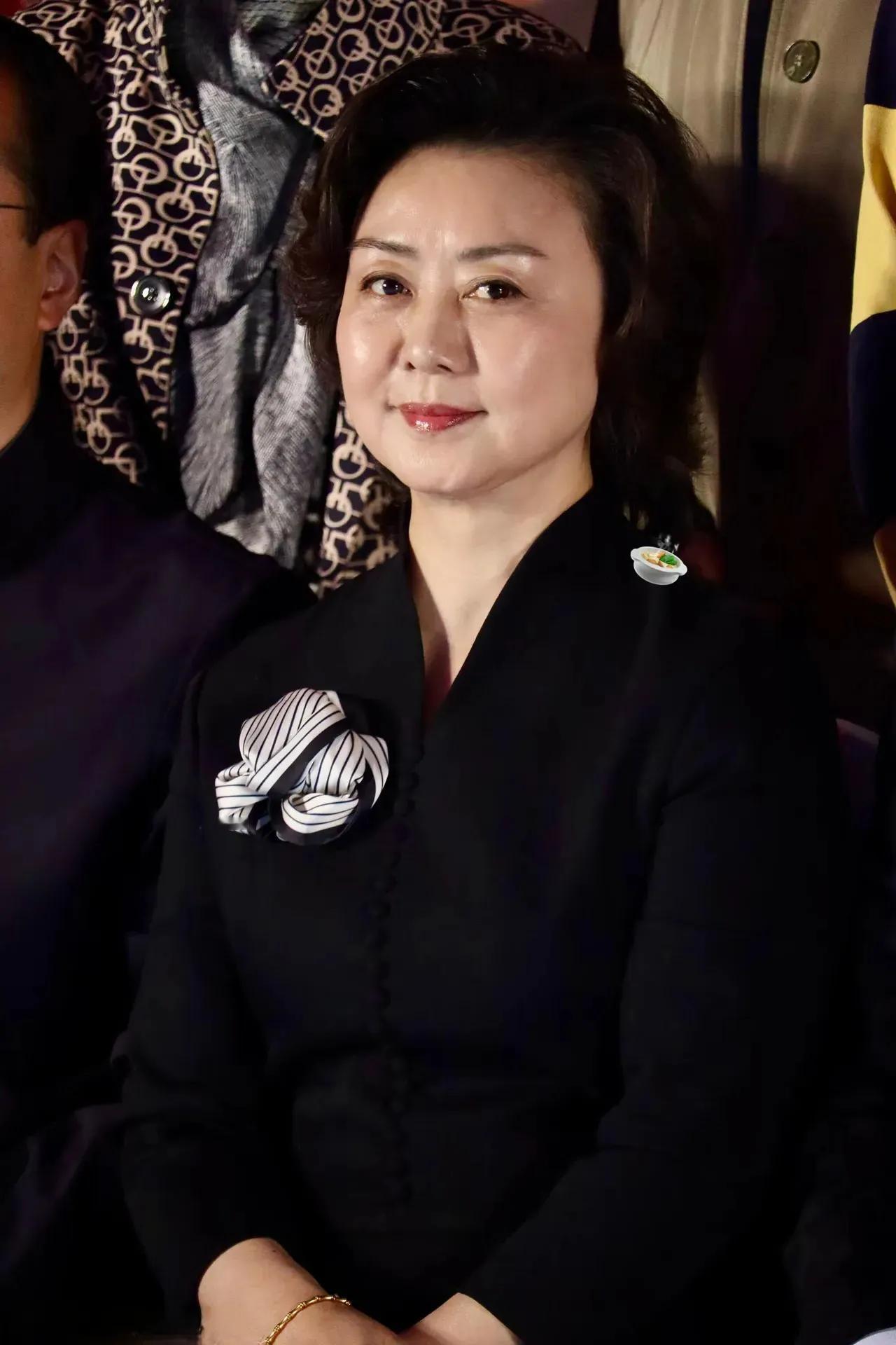 59岁的李胜素，面部的皮肤还是这么紧致，发型还是这么干练，气质还是这么高雅，状态