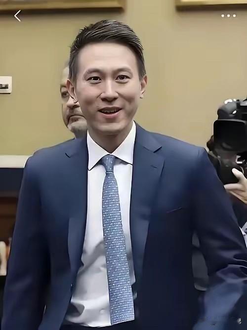 一个新加坡80后，拿着上亿美金的年薪，替一家中国公司在美国国会舌战群儒五小时，全