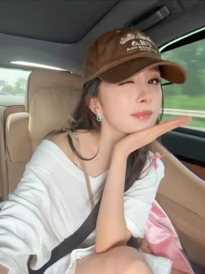 谁懂杨幂笑起来的反差感杨幂有自己的夏日战术 杨幂不笑是冷脸御姐，一笑起来立刻月牙