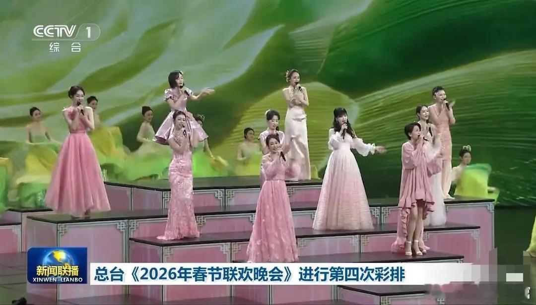 春晚咋想的让梁咏琪周慧敏带着这几个合唱吗？不单独开唱，大拼盘 