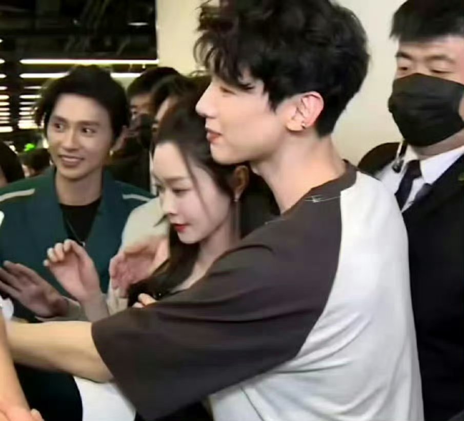 刘大锤曝白敬亭宋轶分手大锤啊，又是大锤，别人分不分的跟咱们有啥关系呢？情侣间分分