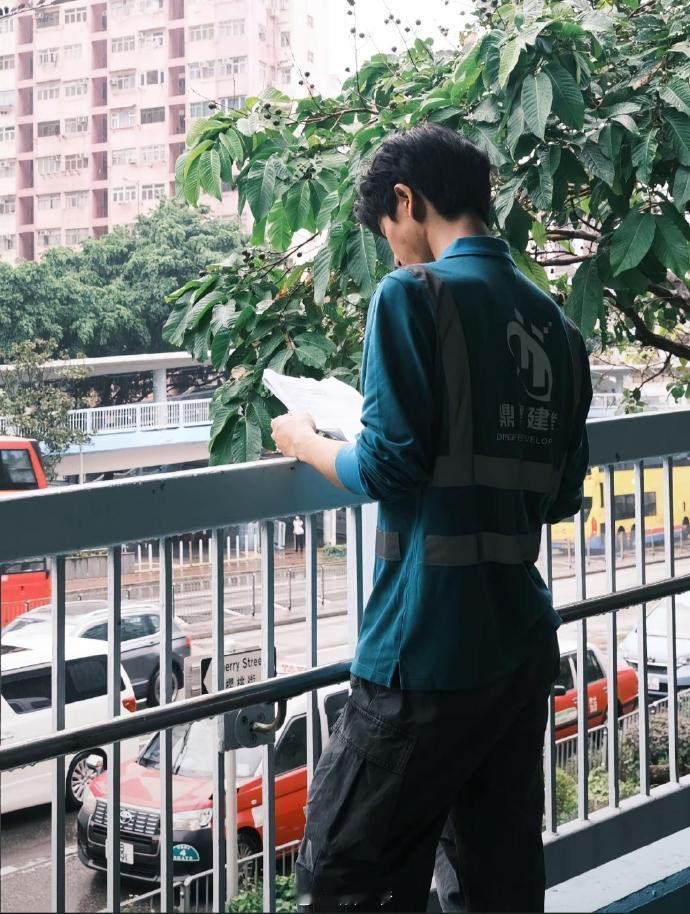 这就是传说中的晋江糙汉男主吗上一秒古装仙君，下一秒工地扛砖。1米9大高个弯腰修电