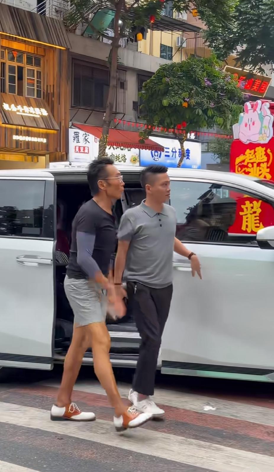 我滴个天呐！岁月果真不饶人啊！曾经的男神也变成这个样子了！
这谁还认得出来啊？