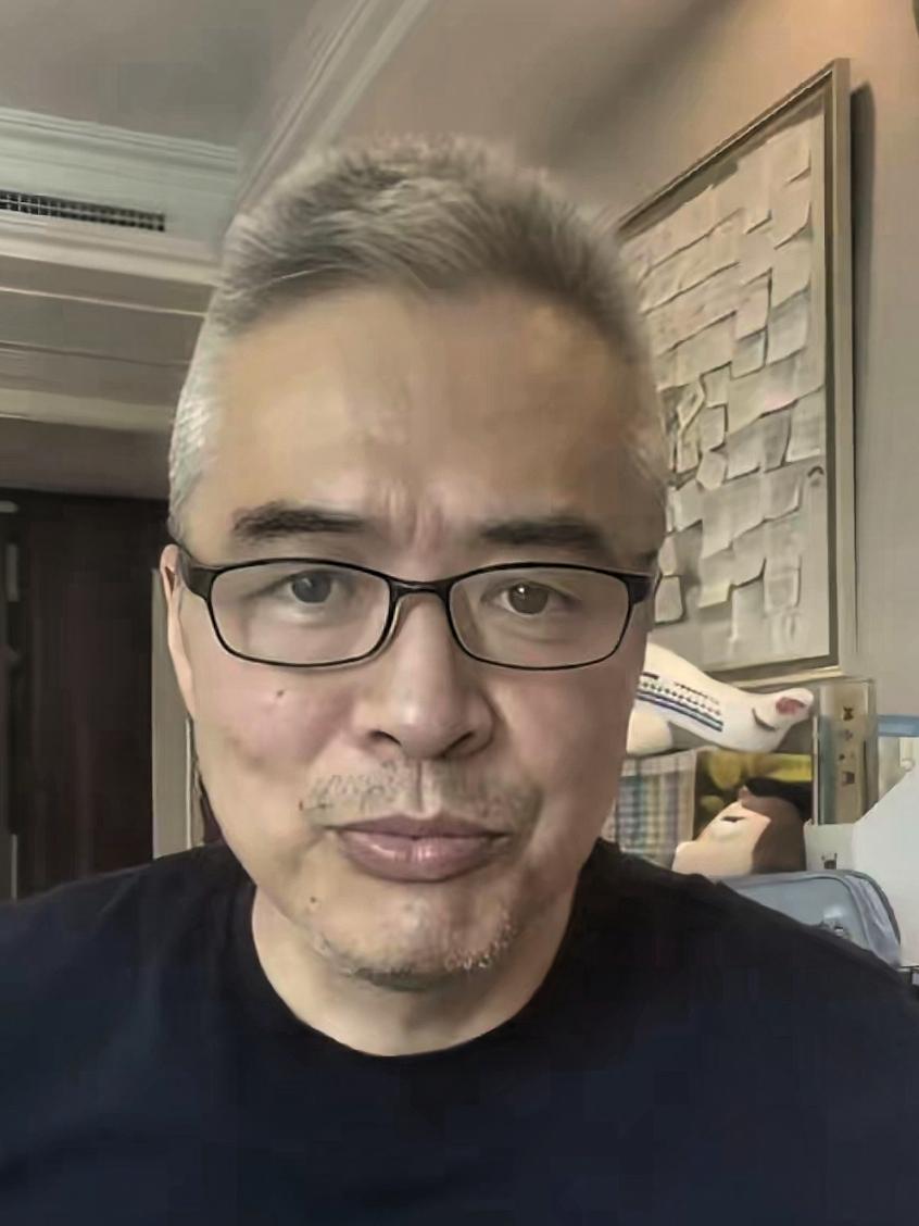 这还是10年前《足球之夜》的那位当家一哥么？53岁的年龄头发就全白了，面容苍老的