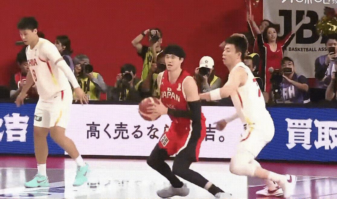 男篮世界杯世预赛，被骂的最多的是三位裁判，其次历史大公子张镇麟了。
曾经的惊为天