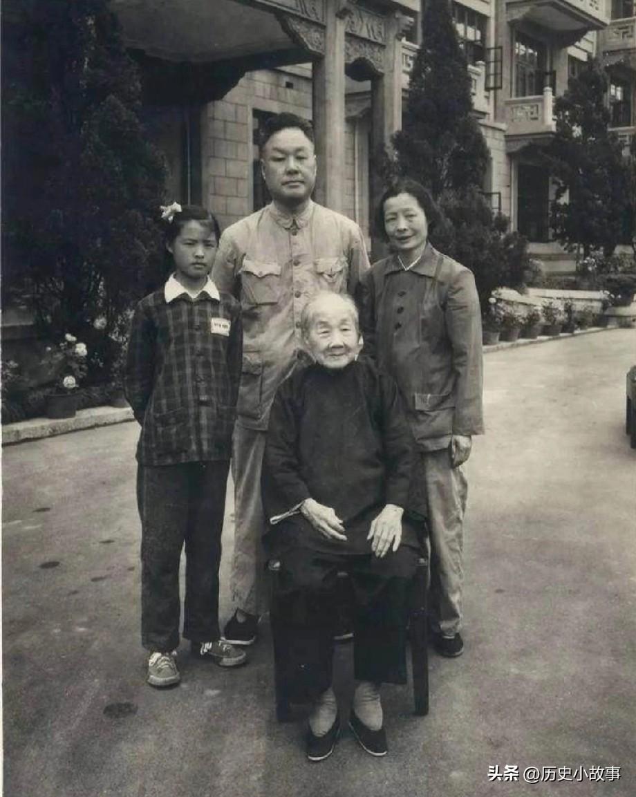 1950年，毛岸英回老家给外婆向振熙祝寿。谁知，振熙突然说："我想要10万元。"