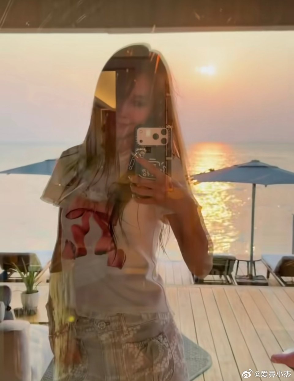 angelababy ｜杨颖 这腰 落日吻过腰际，海风裹着自由🌅 