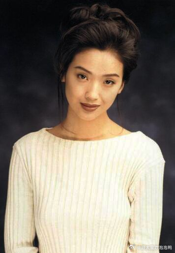 吴倩莲满头白发吃拉面！当年拒绝刘德华求婚的她，如今活成这样 