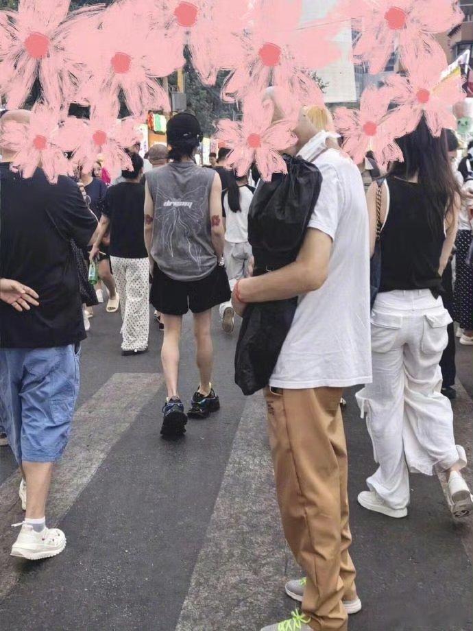华晨宇一把推开粉丝聚餐的门 救命！这哪是粉丝聚餐？前一秒还在包厢里嗨唱《异类》，