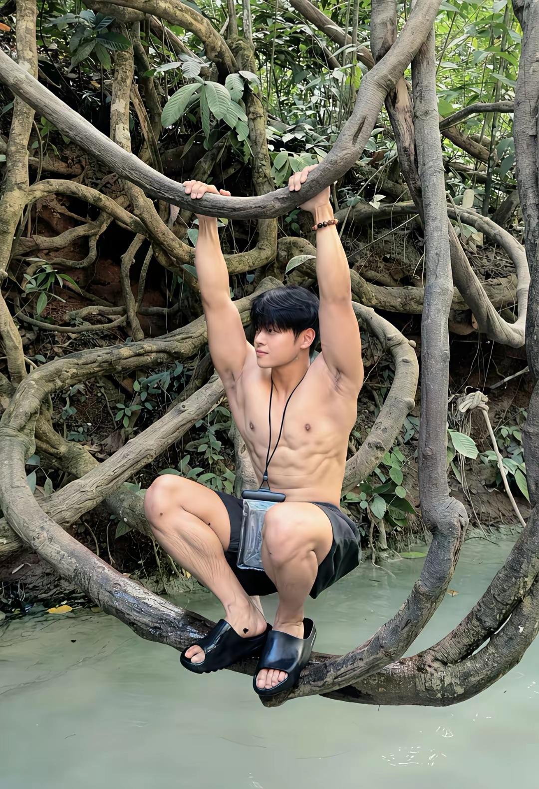 春天的傍晚最适合散步，也最适合“偶遇”。公园的小道上，跑步的男生一个接一个，呼吸