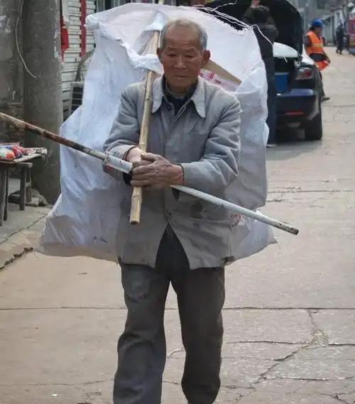 当女子回头那一刻，她应该是想起了自己的老父亲。
近日，在抖音上意外刷到一个令我感