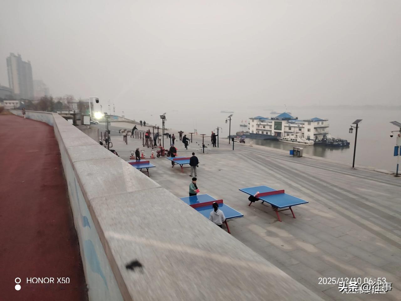 与鸿蒙共赴星光之约12月10日长江岸边晨练打卡“与鸿蒙共赴星光之约”