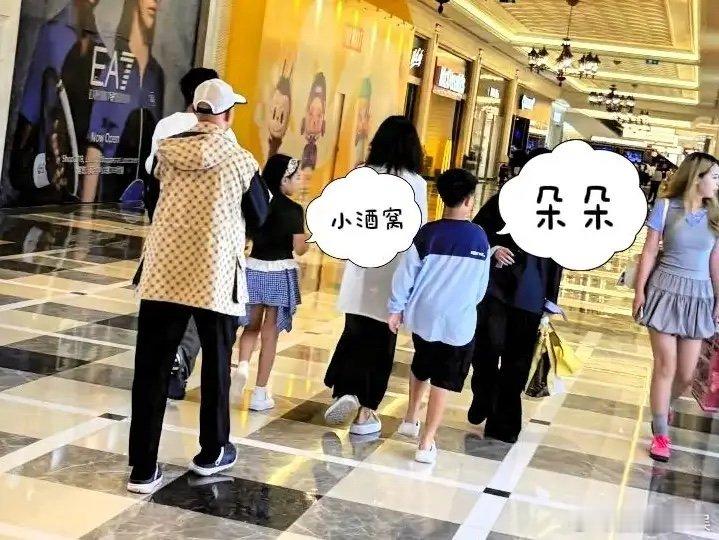 澳门偶遇小酒窝朵朵逛街澳门偶遇小酒窝朵朵 友在澳门伦敦人偶遇小酒窝和朵朵逛街，这