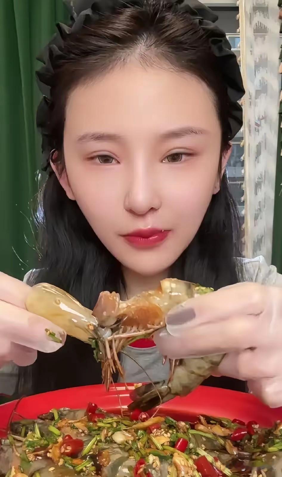 吃播圈又死一个。这次是个24岁的姑娘，笑起来很好看，粉丝叫她干饭莹。她不是第一个