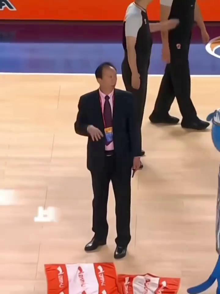 新疆主场漏雨。
疆主场体育馆漏雨，场外沙尘暴夹杂着大赛，上海和新疆的比赛比赛暂时