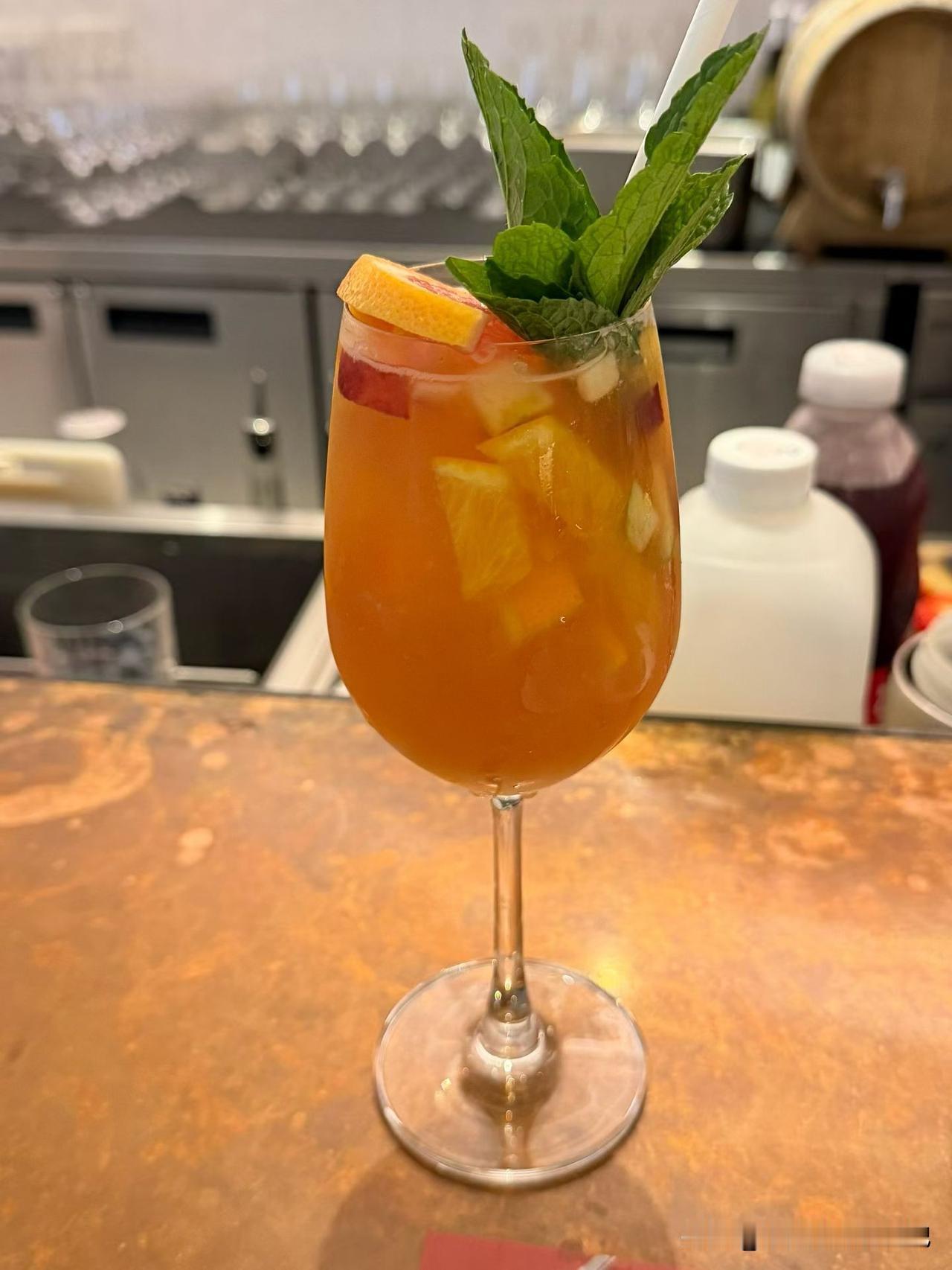 今天听朋友聊起她三十岁的儿子，她儿子年纪轻轻就是公司高管，儿媳体制内工作，已经有