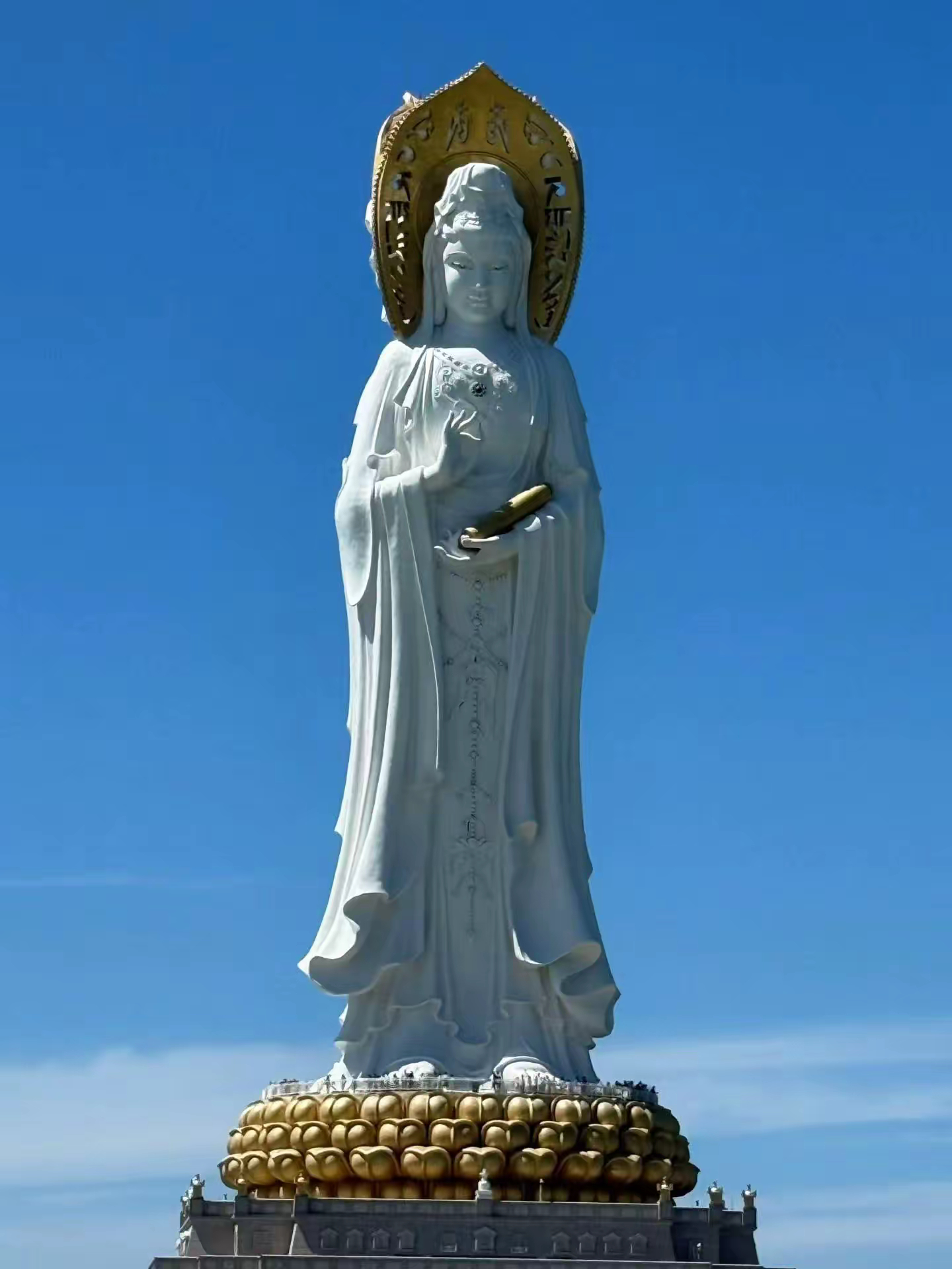 一个人怎样才算见过世面?能体会囊中羞涩的窘迫，能理解穷人乍富的傲慢，能想象井底之