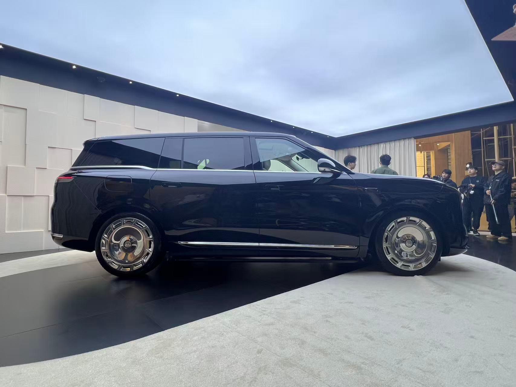 智己LS9正式上市，可以说是旗舰中的旗舰，智能时代的大六座SUV。驾控旗舰：搭载