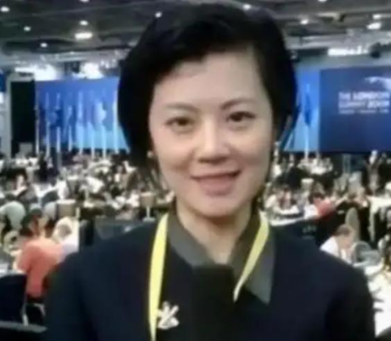 “我愿意放弃中国国籍，自愿加入英国！” 这句话，是前央视知名才女主持人姜丰，在 