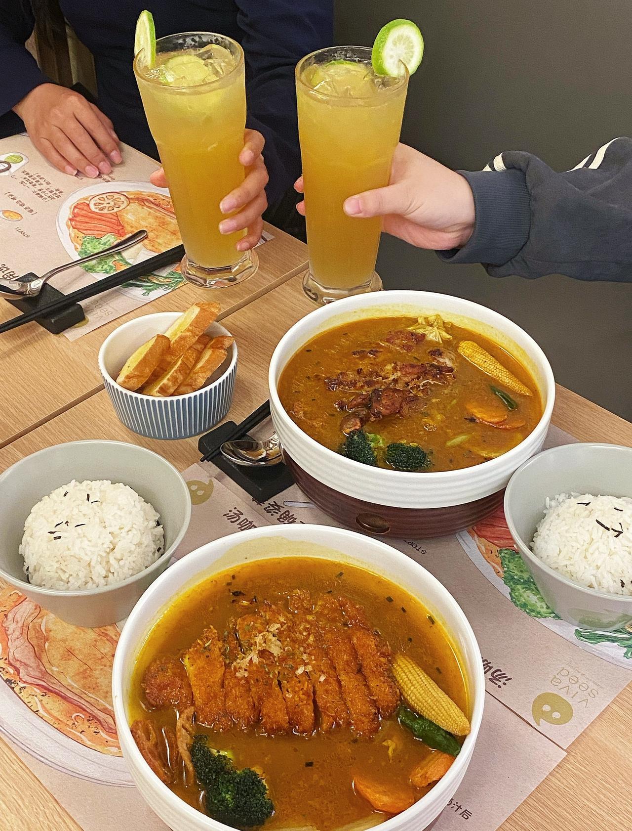 广州‼️这家咖喱🍛我愿称之为天花板
📍广州 深籽色·北海道汤咖喱(北京路店)