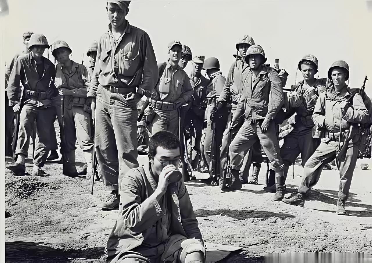 1944年，美军在日军尸体上发现了日军挥刀斩首澳大利亚陆军中士伦纳德的照片。照片