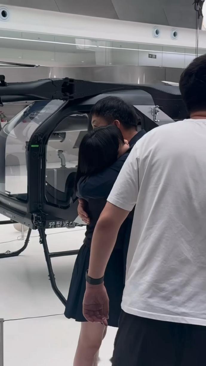 李锐阿拉蕾同框拥抱李锐阿拉蕾时隔十年同框 老天！都十年了！ 