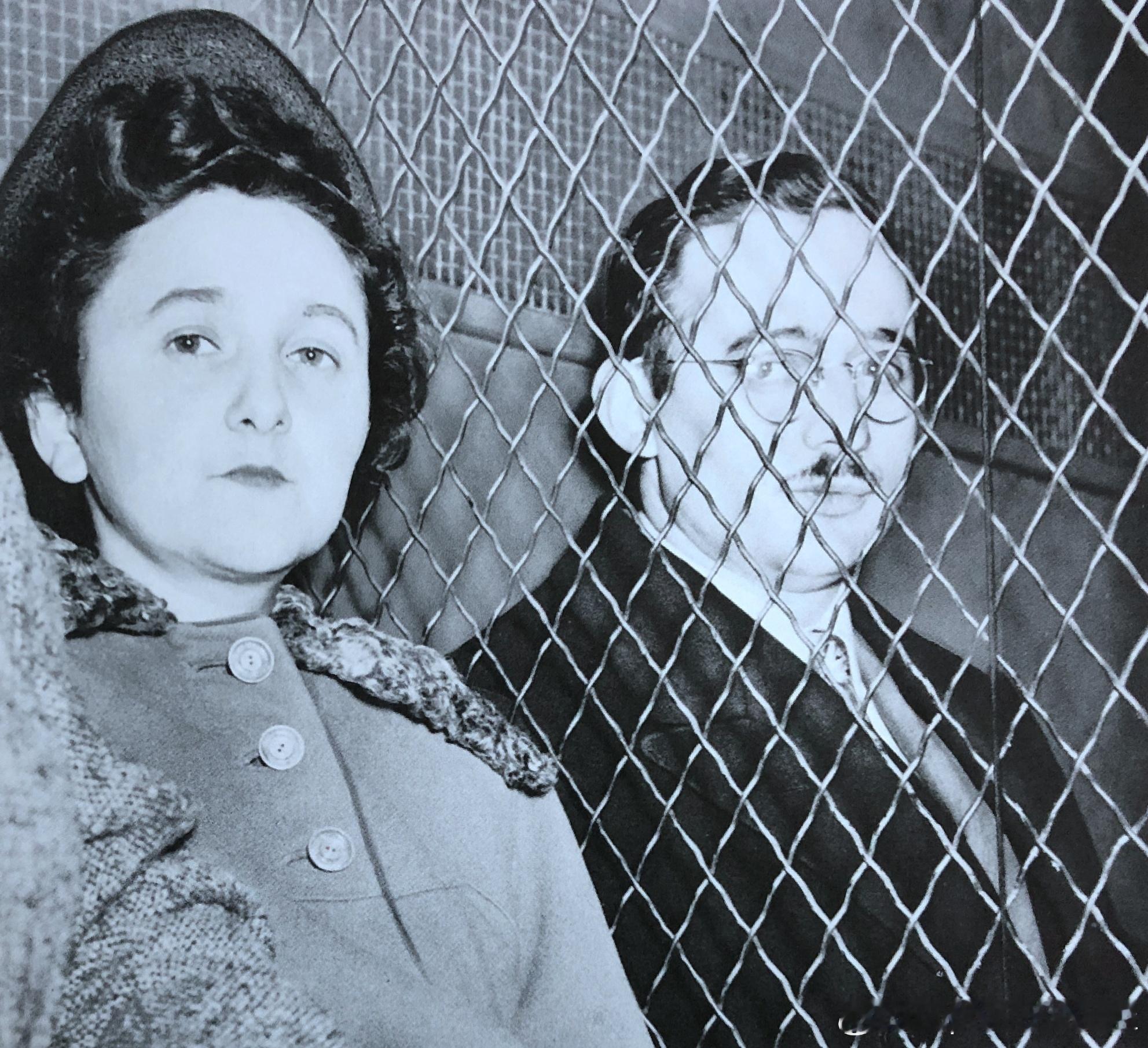 1953年6月19日美国物理学家Rosenbergs罗森博格夫妇以间谍罪被判处死
