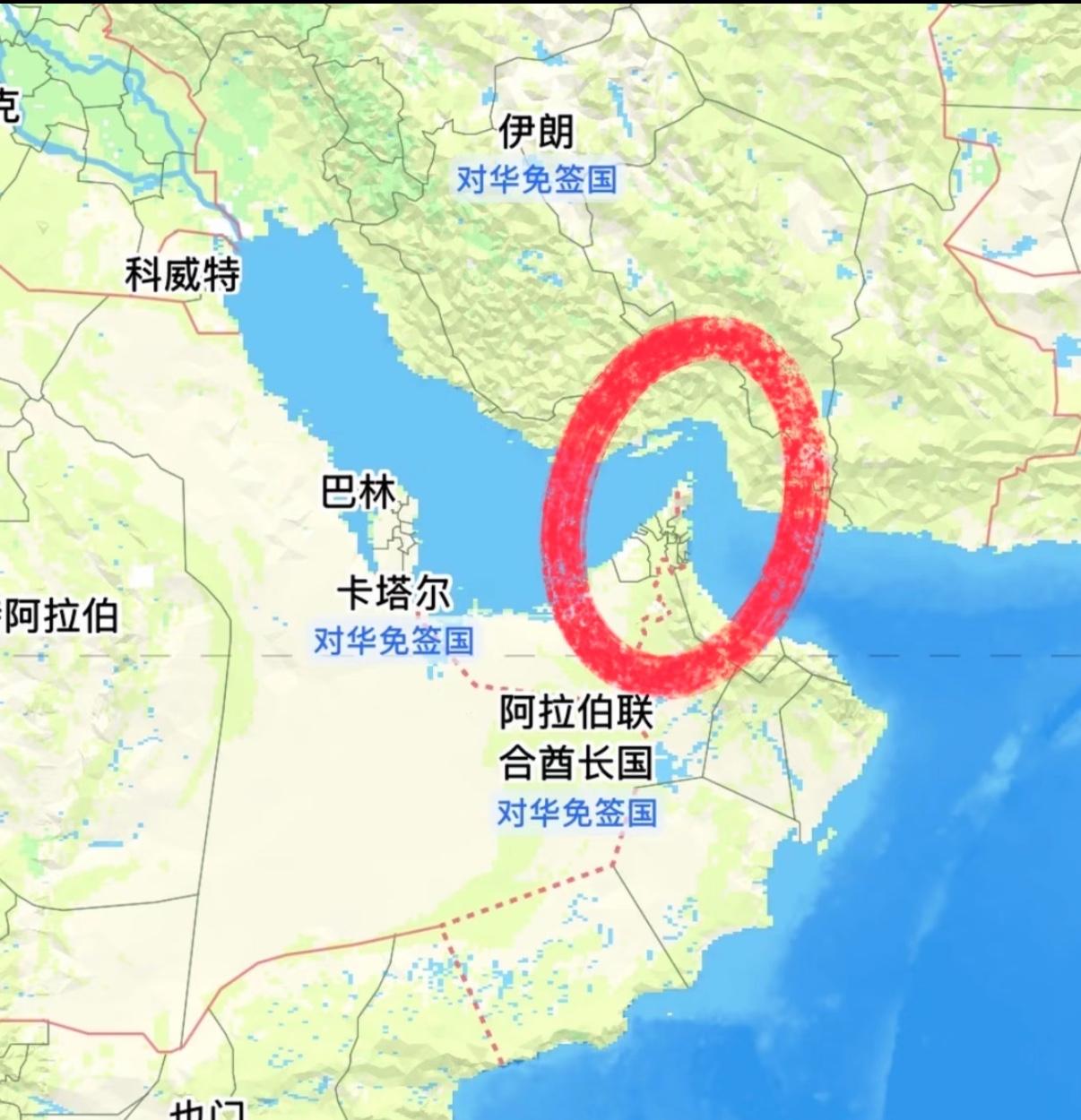 连续好几天，多艘中国巨轮穿过霍尔木兹，每次全身而退。
带路的，是伊朗的快艇。
说