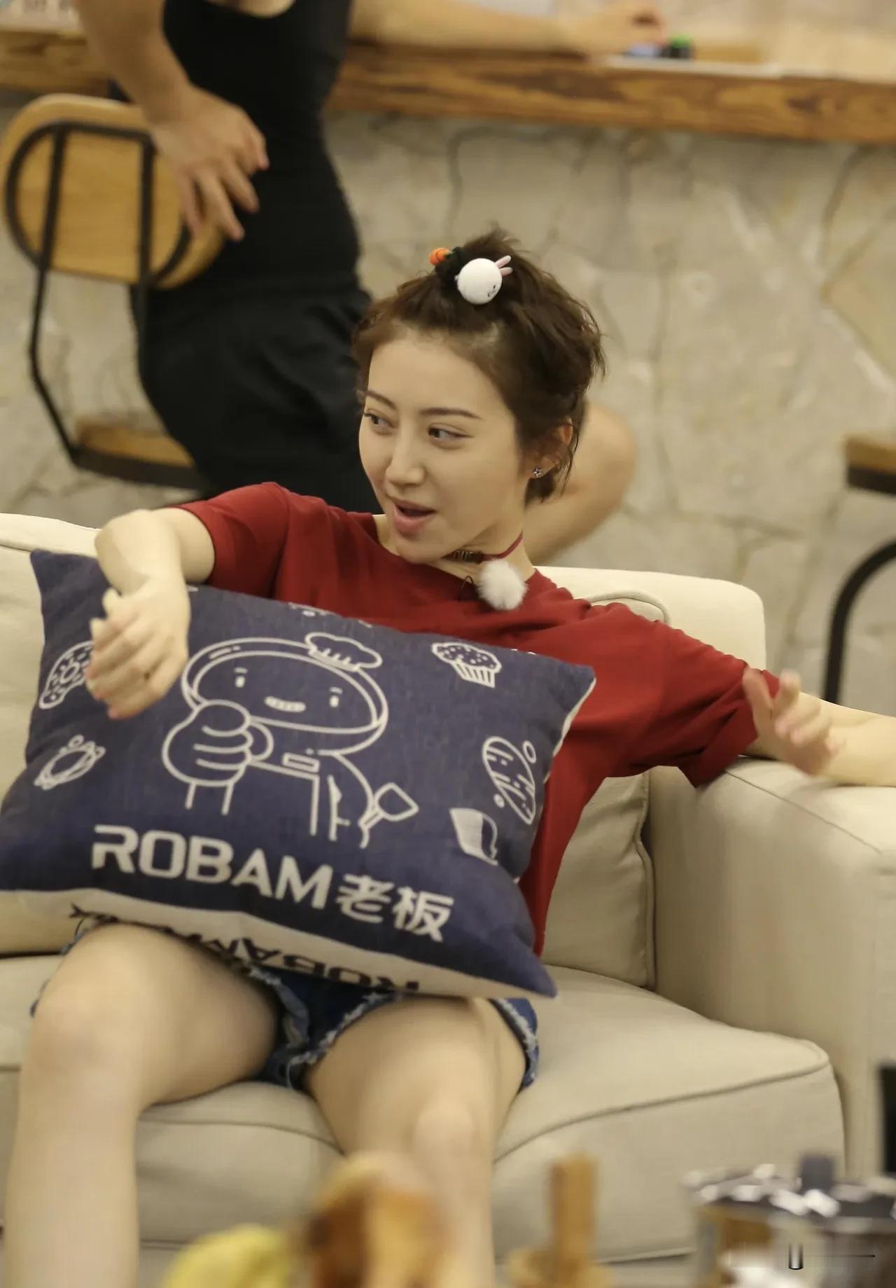 这个时候的景甜（图1-图3）正处在与路老板热恋期，手握资源丰富，虽然刚刚初出茅庐