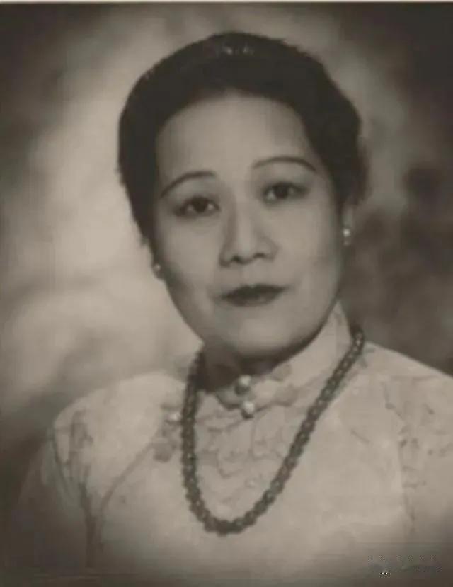 1939年，孔令侃在马尼拉迎娶年长自己17岁的二婚女。孔祥熙得知后骂到：“真是家
