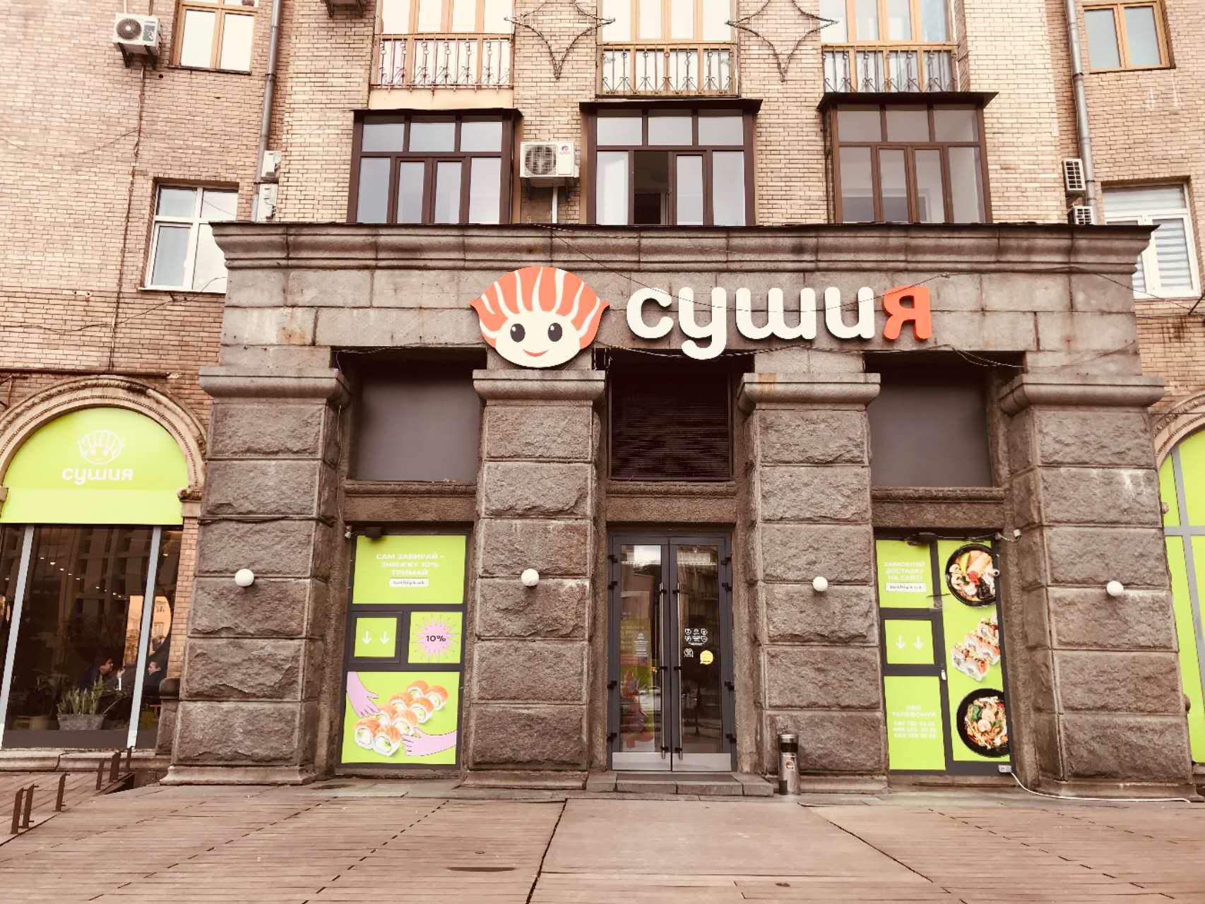 寿司已经完全融入乌克兰，这家寿司店从里到外毫无日本风格。  