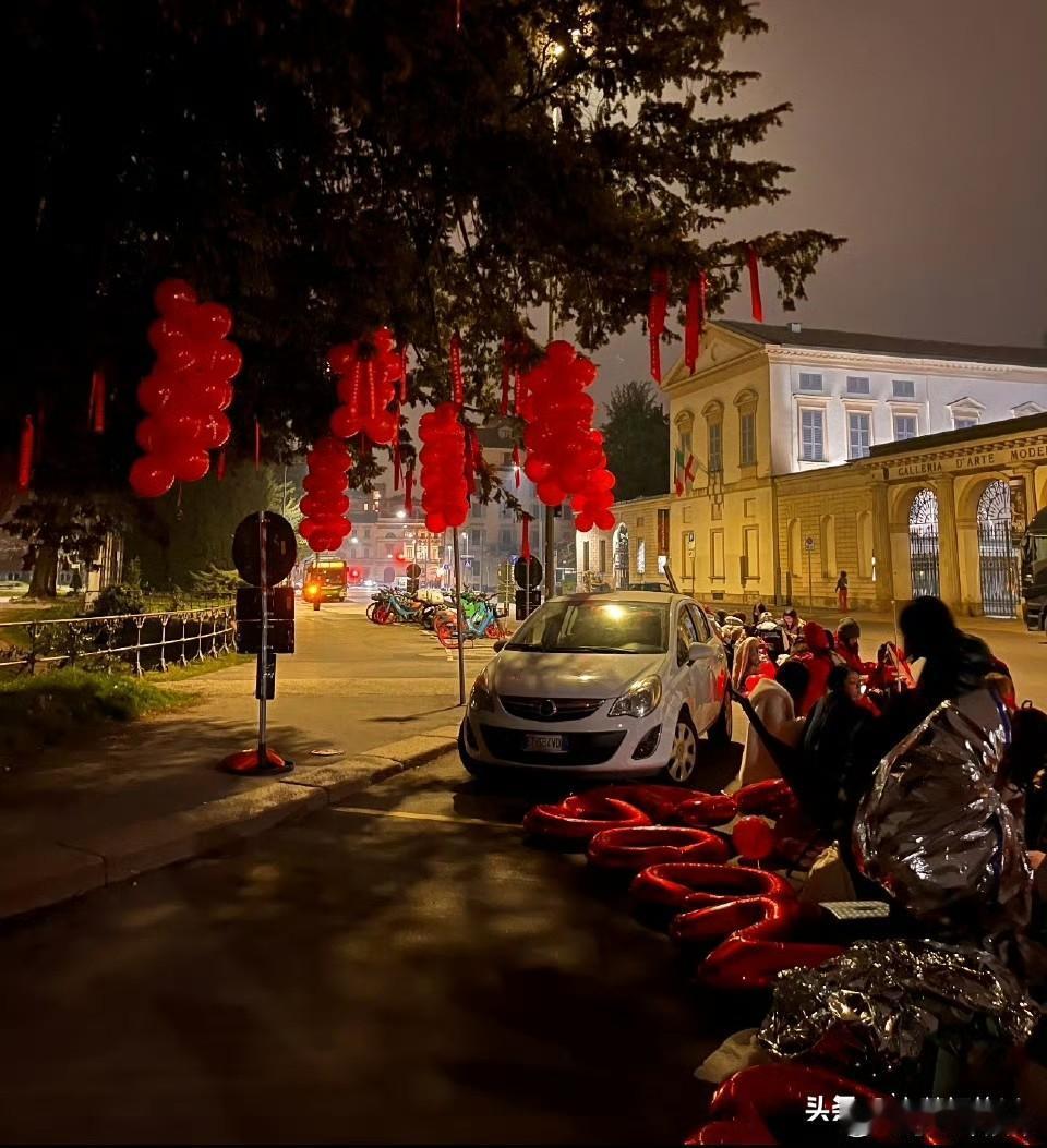 小飞侠已经把场地布置的喜庆洋洋了，火热的红色，浪漫的爱意，期待肖战今晚闪耀米兰