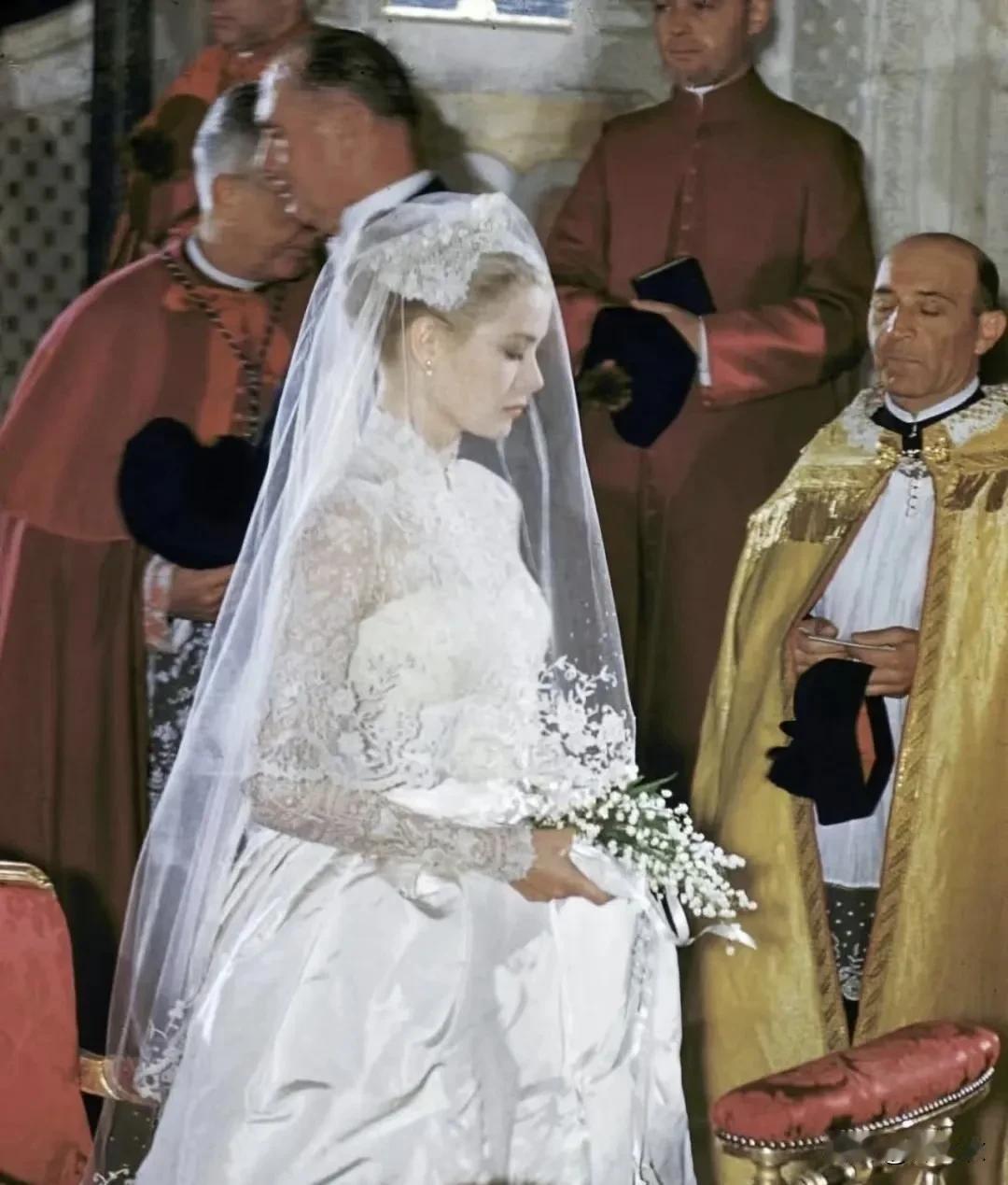 媒体热衷于报道他们两人是童话爱情，小时候也觉得格蕾丝是最完美的灰姑娘。

美丽的