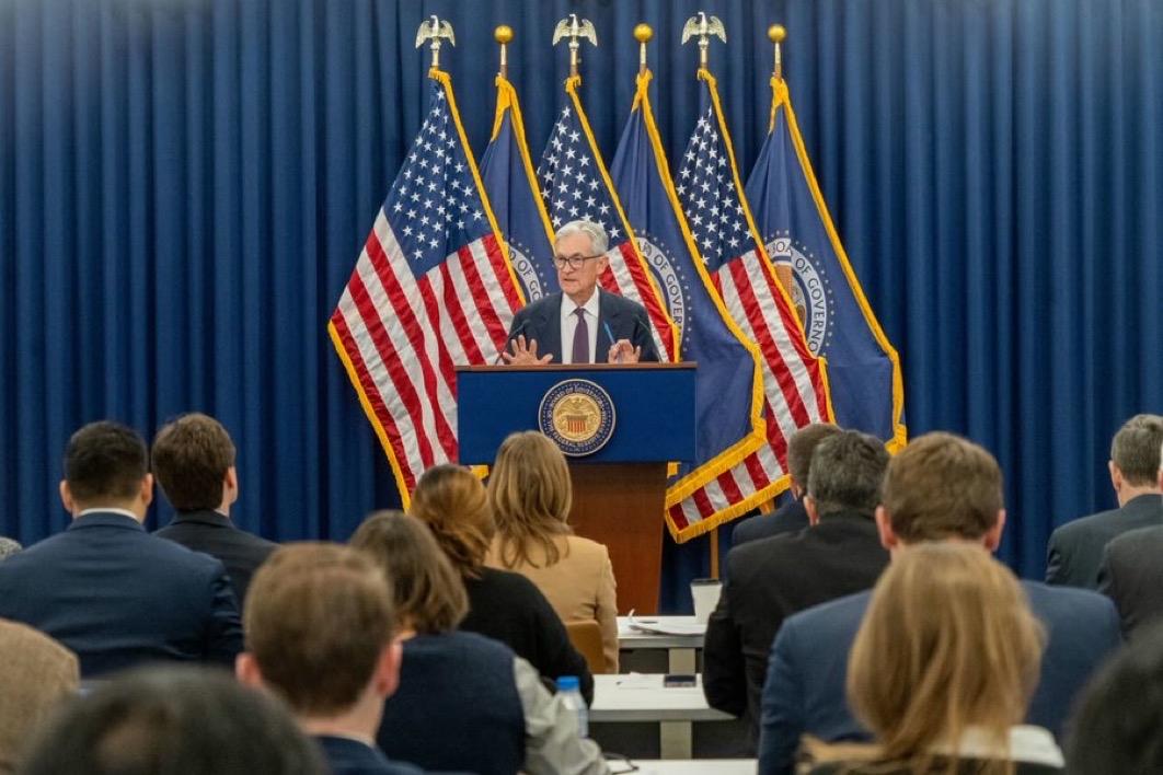 《华盛顿邮报》报道：按惯例在三周后公布的会议纪要显示，美联储官员在上个月的会议上