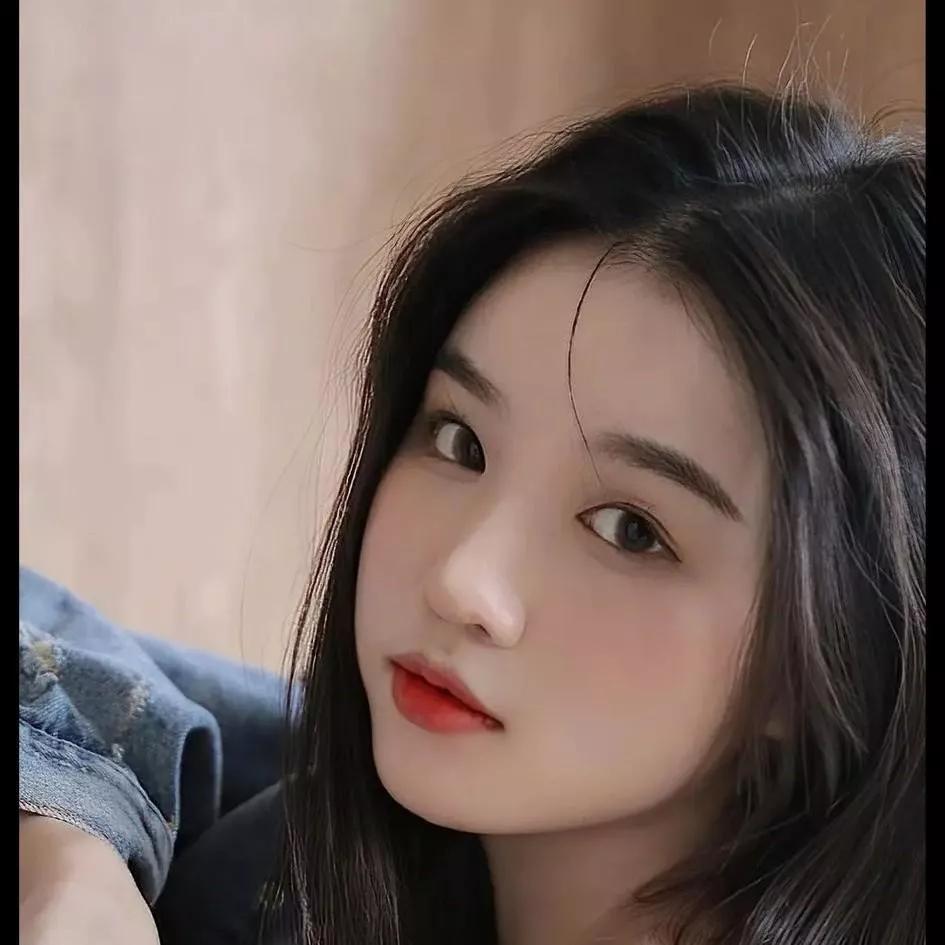 温柔如水的少女，眼神中透露着故事。温柔美少女 自然甜系少女 温柔白裙少女 温柔少