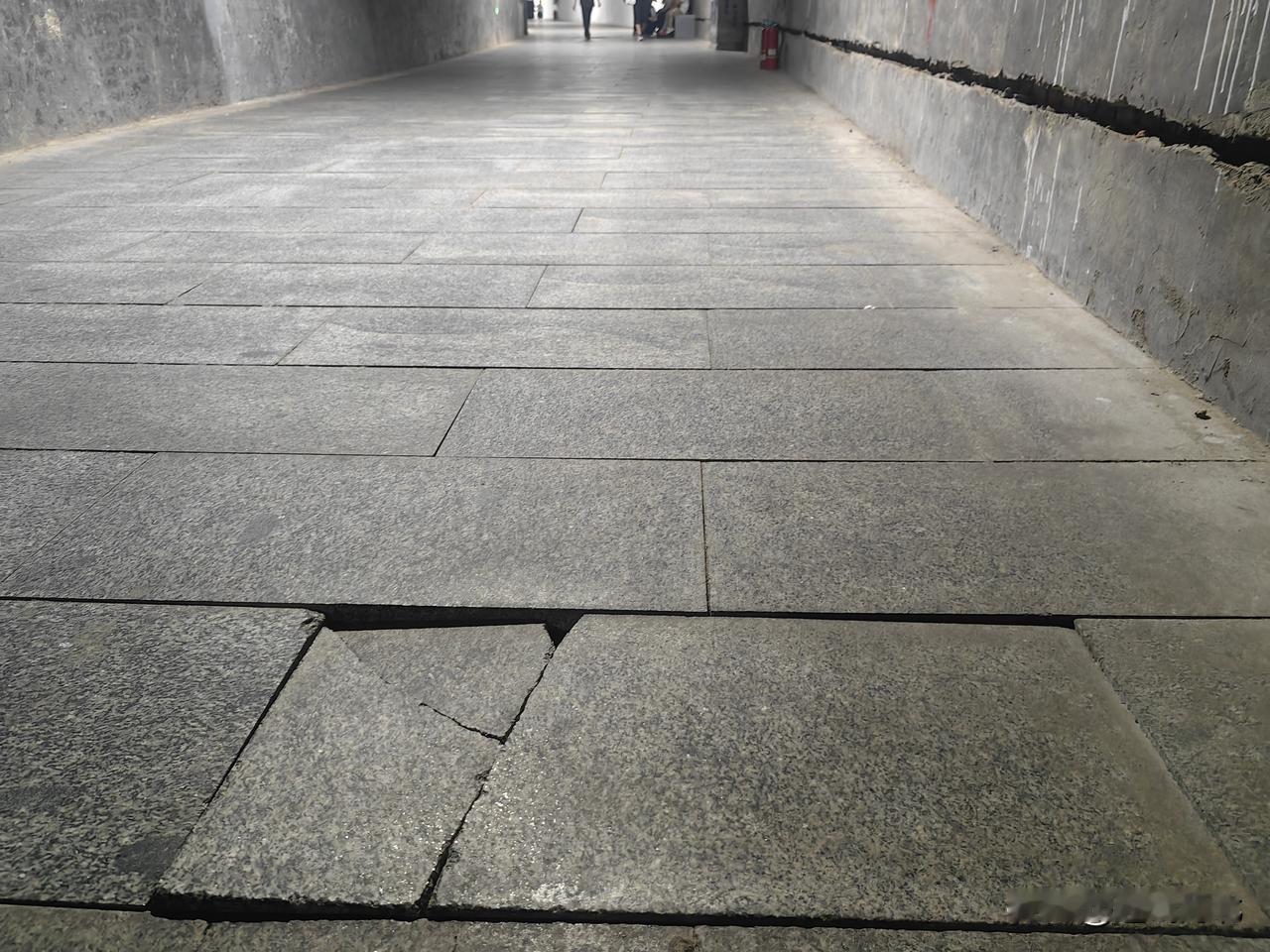 【石家庄通山工程现场实拍系列】第五篇：步道地砖、排水设施存有损耗，互动投影区段墙