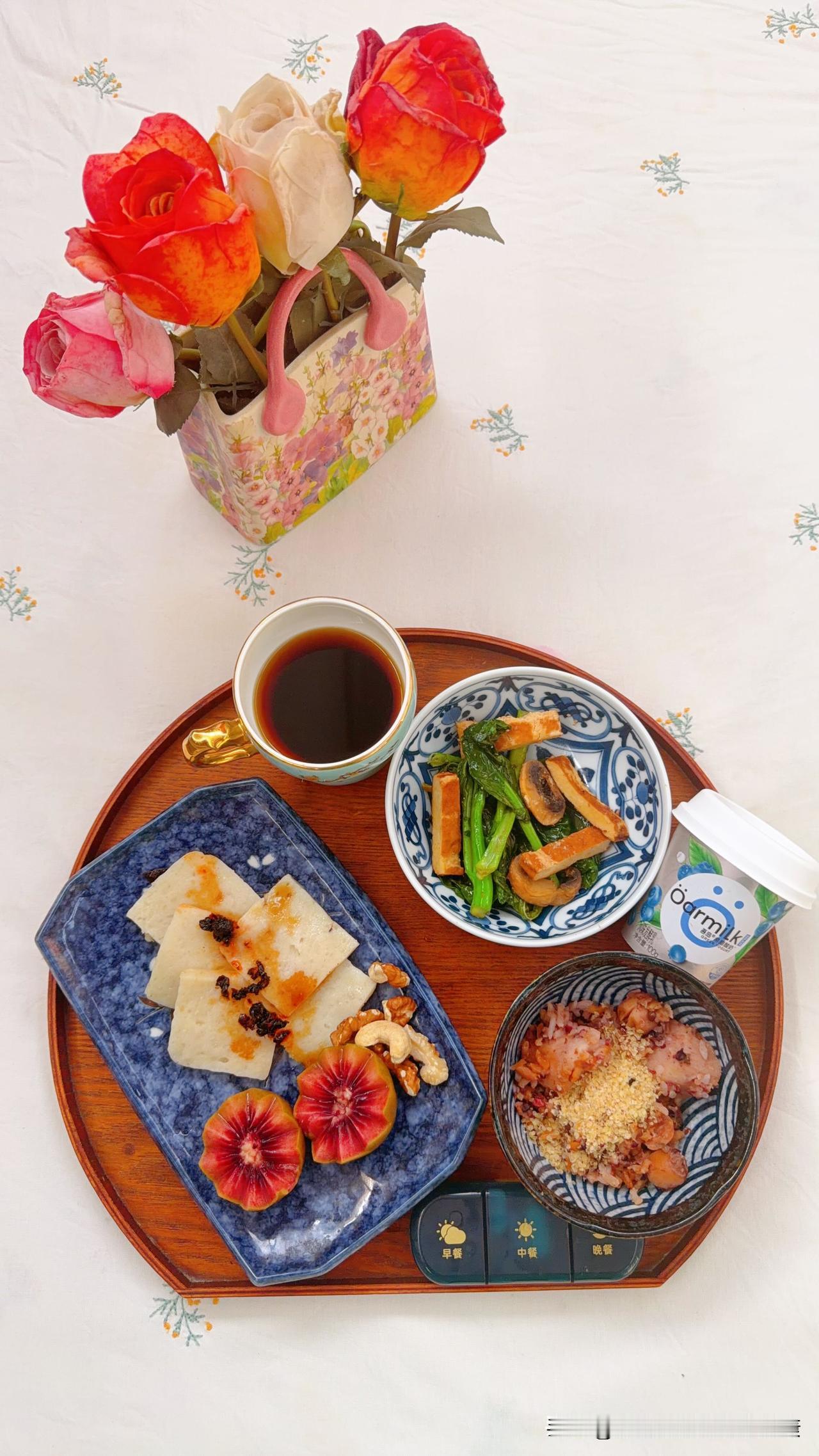 彩虹餐一人食分享，鱼糕，豆腐干清炒蔬菜，杂粮杂豆山药莲子饭，小麦胚芽。加餐希腊酸