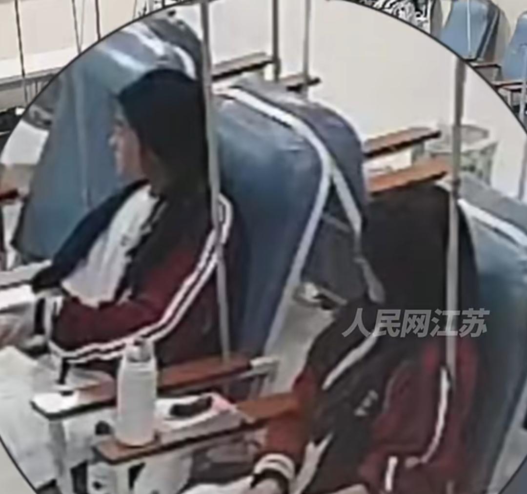 刚结束高考笔试的江苏徐州高三学子万菊、周雨璇，在医院输液时交出了一份动人的品德答