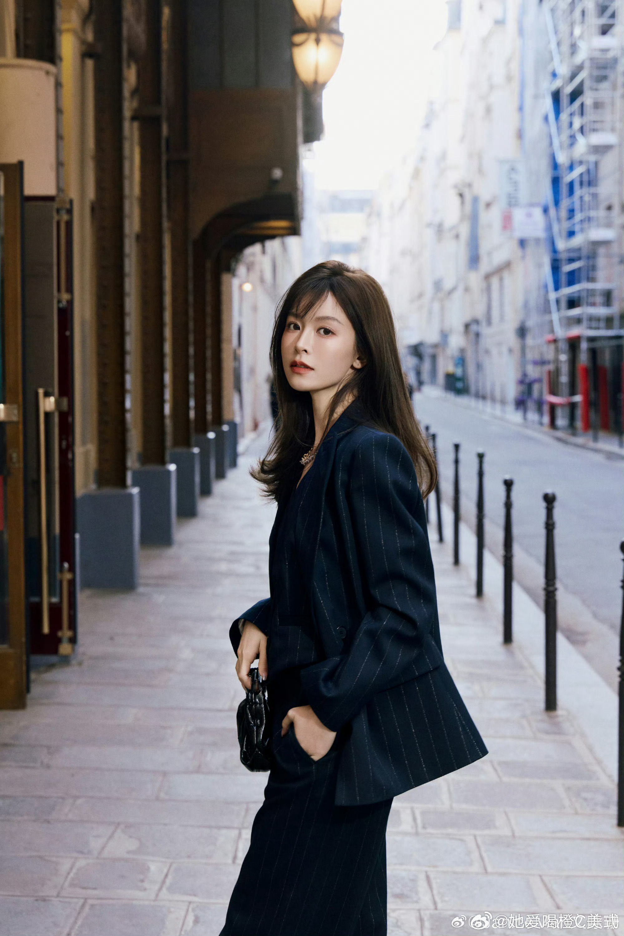 文咏珊出个国帅成啥了文咏珊好惊艳。装扮独特吸睛，又A又帅，好有魅力。照片里的她，