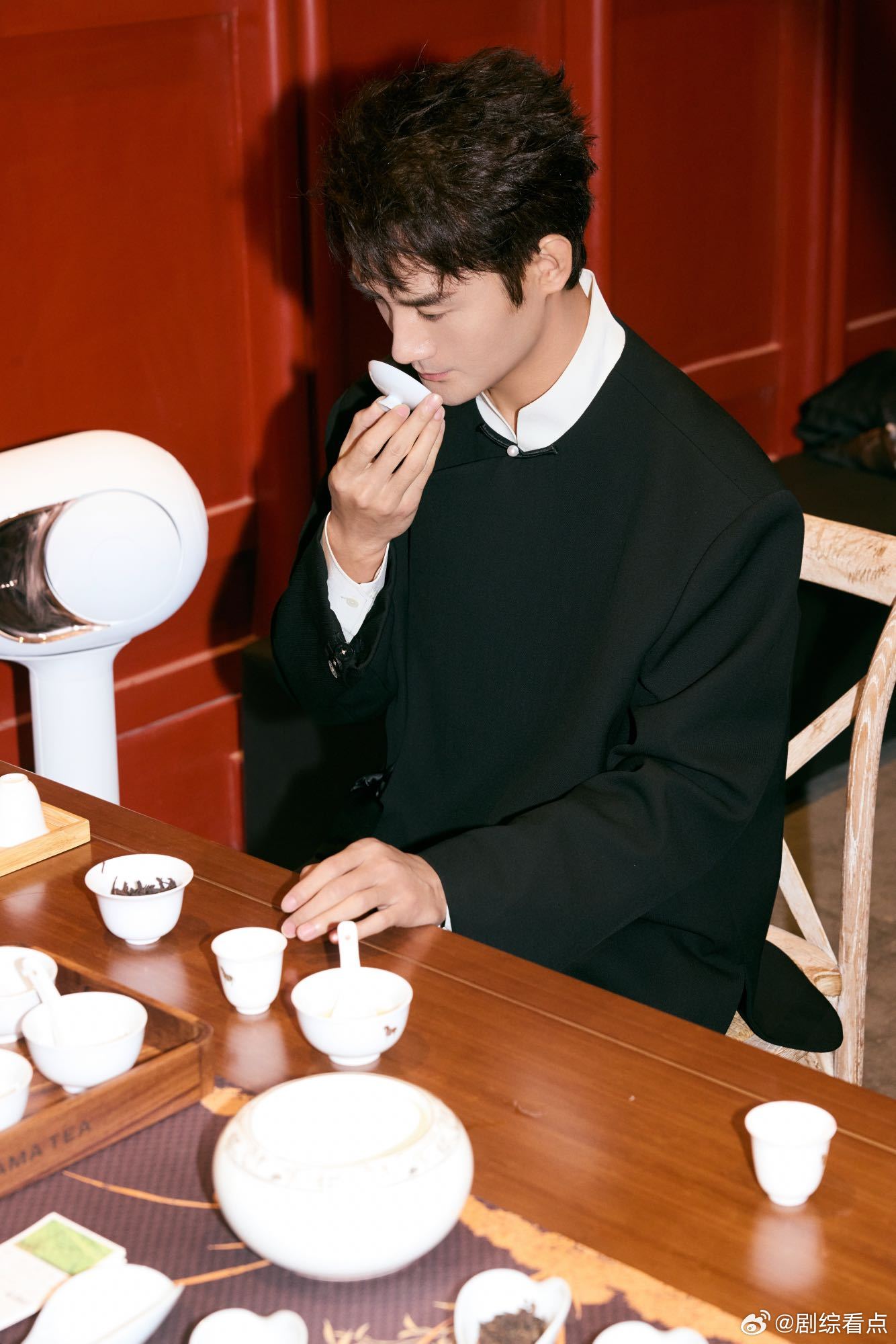 #新中式赛道也是被王凯闯进去了#不得不说，  就是有这样的魅力。在新中式风格的演