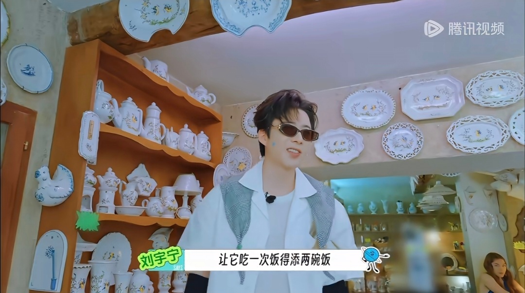 上一秒：一边装水、一边装饭，呆米得舔两碗饭。下一秒：💡那就买三个碗的！地球超新