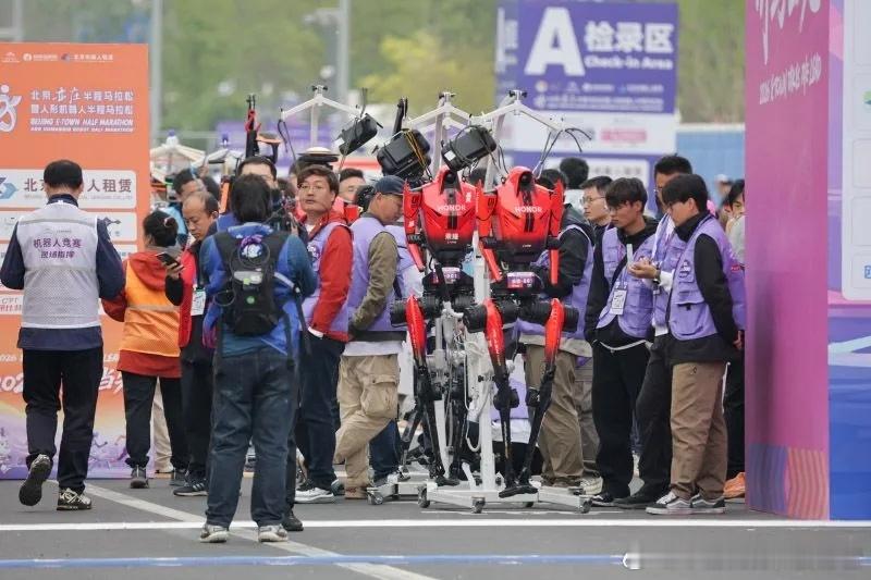 机器人马拉松我去，荣耀的“闪电”已经完成了半程马拉松，真给力！成绩是48分19秒