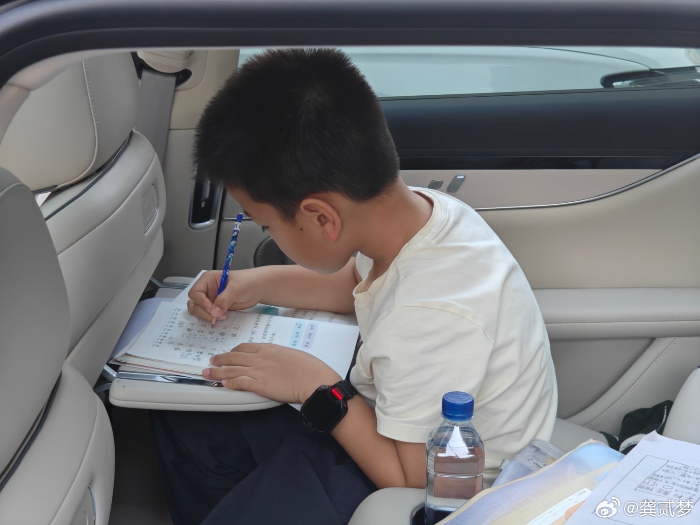 好可怕…后排小桌板真的是用来写作业的我好残忍 